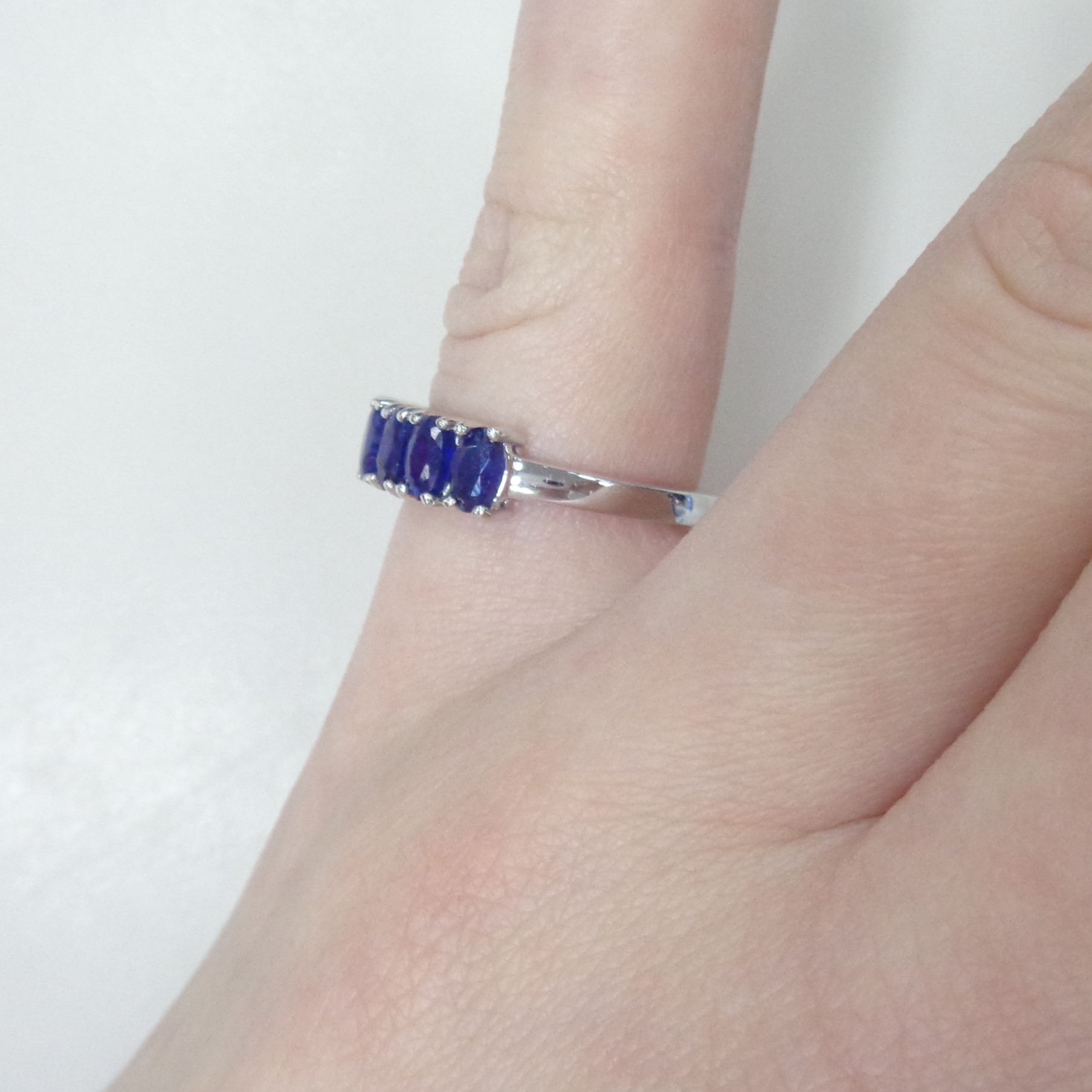 Серебряное кольцо с сапфирами